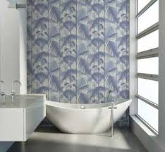 Le papier peint transforme la salle de bain en cabine de plage. Papier Peint Salle De Bain Special Douche Et Murs