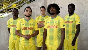 Nul doute que le natif de colombes entend bien confirmer et poursuivre sa progression sous le maillot nantais ! Fc Nantes Un Nouveau Maillot Un Nouveau Logo Et Une Nouvelle Polemique