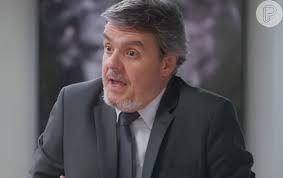 Foto: Em Elas por Elas,. Roberto (Cassio Gabus Mendes) provoca Lara  (Deborah Secco) por causa de Mario (Lazaro Ramos)