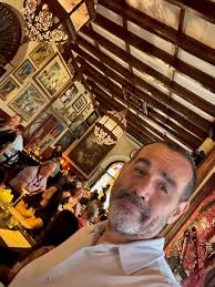 Un evento vegano en un pueblo activa'o un domingo PM, celebrando la vida de  seres especiales… A vegan event in a lively town