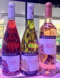 En Ardeche La Syrah Rose Peut Accompagner Les Viandes Rouges Grillees Le Chardonnay Le Poisson Et Les Fromages De Ch Gastronomie Fromage De Chevre Chardonnay