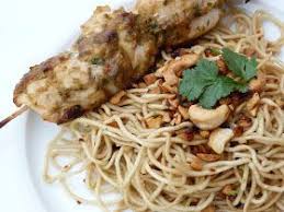 Brochettes De Poulet Sauce Satay Et Salade De Nouilles De Jamie Oliver Brochette Poulet Sauce Satay Salade De Nouilles
