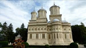 In imediata apropiere a manastirii curtea de arges se inalta noua catedrala arhiepiscopala, ce va purta hramul sf. Curtea De ArgeÈ™ Noua CatedralÄƒ ArhiepiscopalÄƒ Si RegalÄƒ Romania Youtube