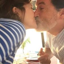 who is stephen kissing in his twitter icon?