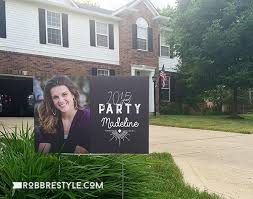 Instead of the standard bouquet that graduates often get after their graduation ceremony, make the graduate a celebratory vase and fill it with colorful blossoms. Diy Graduation Party Ideas