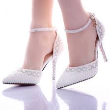 Chaussures blanches à talons hauts, ou ballerines. Renaissance Deranger Geant Chaussure Femme Mariage Blanche Lespeillasses Com