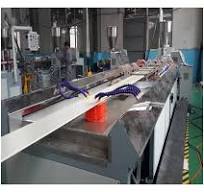Ligne d'extrusion de profilés en plastique de haute qualité pour fenêtres,  plafonds, panneaux muraux et panneaux de porte en UPVC/WPC/PVC (composite  de bois) provenant de Chine
