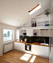 Comptoirs De Cuisine En Bois Toit Moderne Schrage Etageres Ouvertes Blanc Kuche Dachschrage Moderne Kuche Kuche Loft