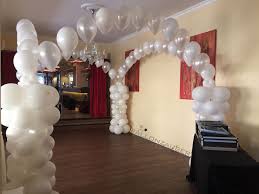 Wunderschoner Ballonbogen In Weiss Und Perlmutt Zur Dekoration Der Tanzflache Bei Hochzeiten Ballonzaube Luftballons Hochzeit Ballondekorationen Luftballons