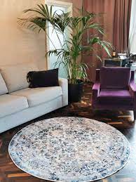 Runde teppicheerzeugen einen geradlinigen effekt unter runden tischen. Rund Teppich Denizli Blau Trendcarpet De