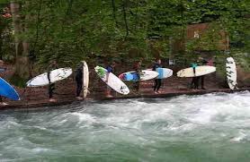 Der eisbach ist teil eines bachsystems, das bereits 1780 im englischen garten angelegt wurde. Eisbachwelle Munchen Eisbach Surfer Im Englischen Garten