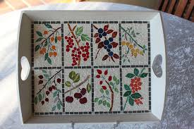 Plateau A Servir En Bois En Mosaique Herbier Imaginaire De Huit Petits Fruits Mosaiques Par Makoszamo Pots En Mosaique Artisanat Mosaique Projets De Mosaique