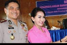 Jaksa pinangki jadi sorotan usai buronan djoko tjandra ditangkap pada (30/07/20) lalu. Semua Gajinya Masuk Ke Dompet Istri Suami Pinangki Bongkar Sang Jaksa Miliki Brankas Penuh Uang Asing Isinya Tumpukan Uang Semua Halaman Grid Hot