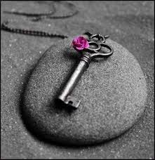 لكل قلب مفتاح نستطيع من خلاله أن ندخل إليه ومن مفاتيح القلوب الإحسان إلى النـاس والتب color splash pink color splash photo color splash photography