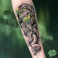 La Marca Tenebrosa Es El Simbolo De Lord Voldemort Y Sus Mortifagos Esta Marca Fue Grabada A Harry Potter Tattoos Voldemort Tattoo Harry Potter Tattoo Sleeve