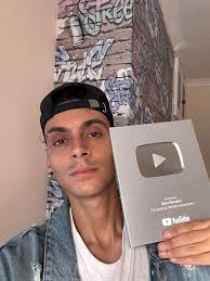 I wonder what he was thinking about 💔 #reels #singing #singer #busking  #busker #public #reaction #nostalgia #nostalgic #brunomars and