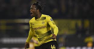 Batshuayi began his professional career at standard liège in 2011, scoring 44 goals in 120 games across all competitions. Direkt Aus Fc Bayern Gegen Bvb Das Trikot Von Batshuayi