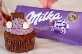 Ich Glaube Es Gibt Fast Niemanden Der Die Milka Schokolade Mit Der Violetten Verpackung Und Der Violetten Kuh Mit Milka Kuchen Milka Schokolade Leckeres Essen