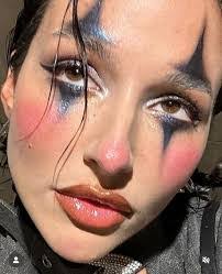 Lucy Mueller's Instagram, Twitter & Facebook