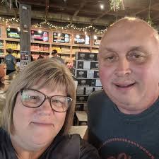 Hi guys walking the brooklin bridge can anyone recommend somewere nice for  me and my daughter to eat please once there as I have no clue preferably  somewere close to we're come