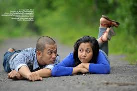 Sesuaikan baju casual seperti rollover atau celana pendek seperti ini, adanya boneka dan bunga bisa membuat foto semakin menarik perhatian. Foto Prewedding Outdoor Lokasi Di Jogja Yogyakarta Fotografer Pemotretan Pernikahan