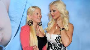 Ihre schwester daniela katzenberger dürfte sich herausgefordert fühlen. Wiedersehen Von Daniela Katzenberger Und Schwester Jenny Respektlos Und Gemein
