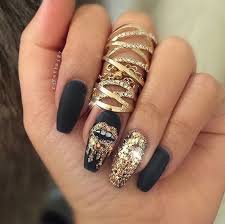 55 Gelnagel Glitzer Ideen Zum Volkommenen Meerjungfraueffekt Archzine Net Schwarze Goldnagel Nageldesign Wunderschone Nagel