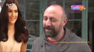 Halit ergenç ortaöğrenimini beşiktaş atatürk lisesi'nde tamamlamıştır. Halit Ergenc Berguzar Korel At Not Just Coffee And At Nar Cafe Tvem 7 11 2015 Youtube