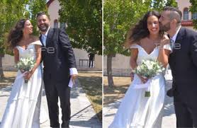 Η τραγουδίστρια φόρεσε το κόκκινο κορμάκι της και πόζαρε μαζί με τους δύο. H Katerina Stikoydh Xoreyei Me To Nyfiko Kikichallenge Paidorama Com