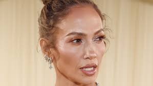 #JenniferLopez Puts Bare Bum On Display At 2024 Met Gala