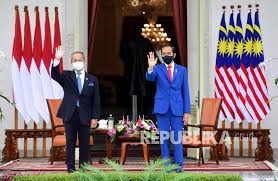 Seorang perdana menteri juga bertanggungjawab untuk mengetuai barisan badan eksekutif, jemaah menteri. Jokowi Dan Pm Malaysia Prihatin Dengan Kudeta Di Myanmar Republika Online