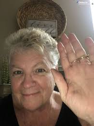 Hi lefties! Chime in with your selfie for #InternationalLeftHandersDay at  burst.com/8gq789d0