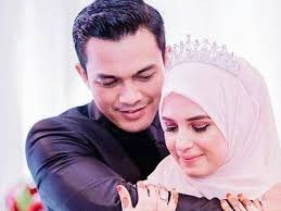 Nanti boleh cuba suapkan isteri masa makan malam ye. Pelukan Suami Isteri Memiliki Bahasa Komunikasi Yang Ternyata Cukup Luar Biasa Pesona Pengantin