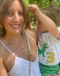 Lara Shannon's Instagram, Twitter & Facebook