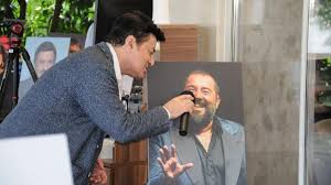 1972 yılında i̇stanbul radyosunda klasik koro'da ud çalmaya. Coskun Sabah Yeni Sarkisinin Tanitimini Sanatci Dostlarinin Posterleriyle Yapti