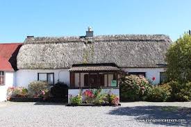 Gmbh & co edition, hardcover. Thatched Cottage In Glenroe Farm County Wicklow Reetdach Haus Dach