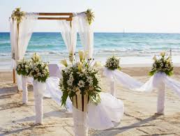 Il existe plusieurs options de décoration pour une fête de mariage qui a lieu sur la plage. Top 5 Des Plages Pour Feter Son Mariage Dans Le Departement Du Var Jeremy Swap