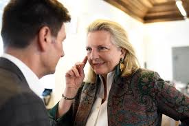 Außenministerin karin kneissl und ihr lebensgefährte wolfgang meilinger ministerin karin kneissl mit lebensgefährte wolfgang meilinger (ganz links), marlies sobotka, susanne riess, johannes hahn, wolfgang sobotka. Karin Kneissl Thema Auf Meinbezirk At
