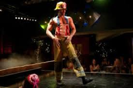 Mike spends his days pursuing the american dream, from roofing houses and detailing cars to designing furniture at his tampa beach condo. Magic Mike Usa 2012 Kritik Artechock