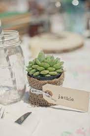 Segnaposto per il matrimonio a forma di tronco di albero, con una fessura nella quale è possibile inserire il biglietto con il nome dell'invitato e del tavolo. Segnaposto Matrimonio Fai Da Te Idee E Dritte Per Stupire I Tuoi Ospiti