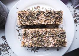 Eksempler inkluderer te eller hydrosol i stedet for vann og olje tilsatt urter som mynte, sitrongress og mer! Frk Front End Julegavetips Hjemmelaget Sape