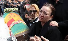 Sait efe yoldaşın cenaze töreni 18 aralık 2012. Demet Akbag In Esi Zafer Cika Nin Cenazesinde Utandiran Anlar Tele1