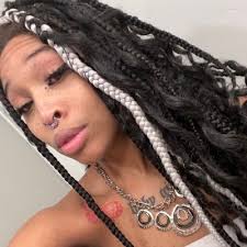 Nicole Bloch (@GingerBloch)