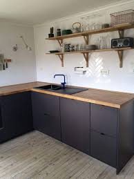 How To Paint Kitchen Cabinets Using Melamine Paint Lovely I Like The Wood Counter And Black Cabinet But Inspiration Cuisine Cuisine Moderne Cuisine Appartement
