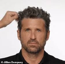 Im laufe der zeit sterben die pigmentzellen in unseren follikeln ab und hinterlassen farblose haare. Patrick Dempsey Wird Eine Temporare Umarbeitung Als Frau Jillian Deckt Graue Haare In Quarantane Tutorial Aktuelle Boulevard Nachrichten Und Fotogalerien Zu Stars Sternchen