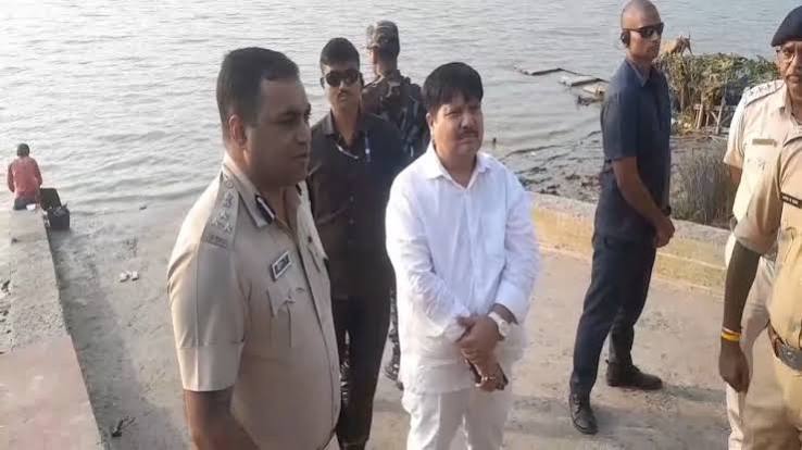 ক্রেন নয়, কুলি দিয়েই প্রতিমা নিরঞ্জন ! ঘাট পরিদর্শনে এসে বার্তা অর্জুনের