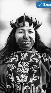 Kaw-Claa, a Tlingit woman in full potlatch dancing regalia, Pacific  Northwest Coast in 1906 #20DaysofNativeColors 📸 13/20 This photo marks the  thirteenth in a series of twenty photos that I've given color,