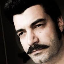 Üç çocuklu bir ailenin son ferdidir. Murat Unalmis Tv Series Biography Turkish Drama Cartoon Clip Art Turkish Actors Turkish Men