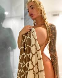 Jessica Weaverさんのインスタグラム写真 - (Jessica WeaverInstagram)「Fun fact- I bought  my infrared sauna randomly 3 years ago on amazon and probably one of my  best investments!! Seriously, helps in so many ways.... I relax,