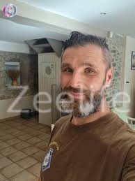 Homme célibataire de 61 ans cherche femme pour rencontre sérieuse.  j'aimerais trouver une femme qui acceptera de vivre avec moi dans ma  maison, retrouver une vie de couple épanouie et pouvoir faire